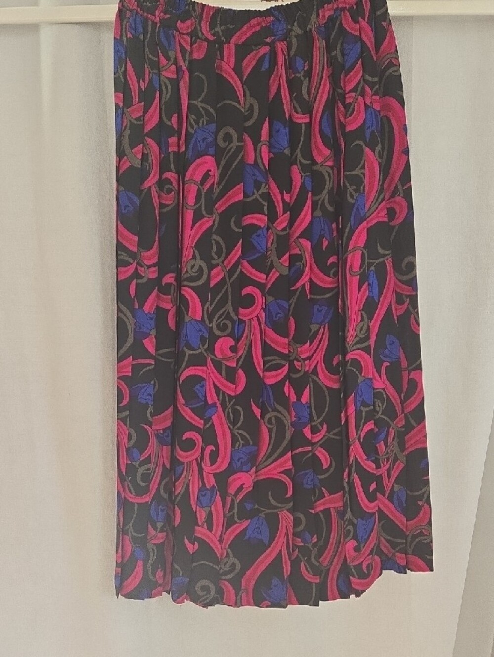 Jessica Cole Vintage 1980s Pleated Skirt – Black Floral Scroll Print | Size Larg - Picture 8 of 10